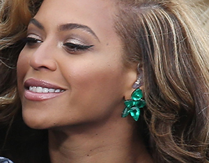 Illustration for article titled Beyonce's Emerald Earrings Cost More Than Your Dream House (with Gold Pool) (and Gold Lifeguard)